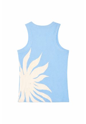 Débardeur bleu clair sans manches avec un grand motif graphique de rayons de soleil blancs sur le bas côté gauche.