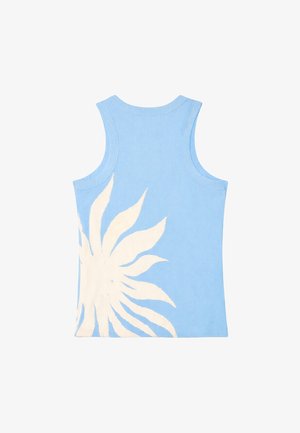 Débardeur bleu clair sans manches avec un grand motif graphique de rayons de soleil blancs sur le bas côté gauche.