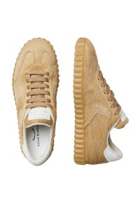 Un paio di sneakers beige con materiale testurizzato simile alla pelliccia, suole in gomma rigata, fondo con lacci e dettagli bianchi sul tallone, mostrato da vista superiore e laterale.