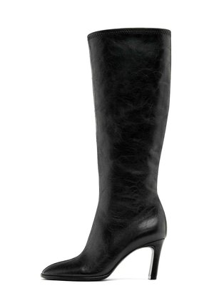 Stivale nero in pelle alto fino al ginocchio con punta affusolata e tacco alto e sottile. Texture liscia con un design senza cuciture e senza hardware visibile.