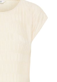 Tissu plissé écru avec manches courtes et encolure ronde sur un haut pour femmes, montrant la texture et des plis verticaux subtils.