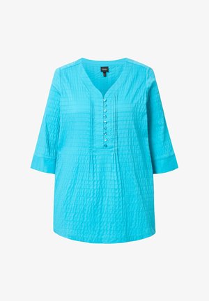 Lys blå tekstureret bluse med V-udskæring, trekvartærmer og syv knapper foran, med subtile vertikale plisseringer.