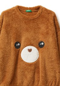 Maglione in pile marrone con design di orsacchiotto. Presenta occhi a bottone neri, un naso bianco e peloso e un bottone a forma di cuore come decorazione.