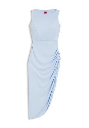 Mouwloze lichtblauwe midi-jurk met boothals en geplooide details aan de rechterkant, wat zorgt voor een asymmetrische zoom.