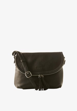 Črna usnjena torbica za čez ramo s ukrivljenim pokrovom, srebrnim zadrgo, pletenim trakom in okrasnimi resicami. Teksturna površina in kompaktna zasnova.