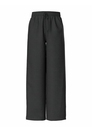 Locker sitzende schwarze Hose mit weitem Bein, subtil gemustert, mit elastischem Bund und Kordelzug vorne, auf weißem Hintergrund präsentiert.