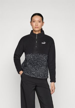 Svart fleece-pullover med halv-glidelås krage og leopardmønster på den nederste delen; har en liten logo på brystet.