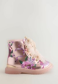 Stivaletto floreale rosa lucido con lacci in tulle rosa e suola traslucida rosa, decorato con motivi floreali viola e verdi.