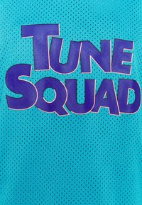 Turkoosi verkkotoppi, jossa on suuri sininen "TUNE SQUAD" -teksti persikanvärisellä reunuksella, hengittävä kankaan rakenne ja perforoitu muotoilu.