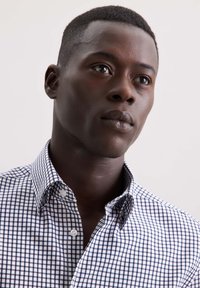 Korte mouw overhemd in het wit met een marineblauw en rood ruitpatroon, voorzien van een button-down kraag en een geweven stof.