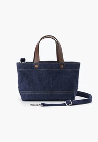 Ναυτικό τσάντα tote από τζιν με καφέ δερμάτινους ιμάντες, αποσπώμενο λουρί και αντίθετη ραφή. Συμπαγές ορθογώνιο σχήμα με κλείσιμο φερμουάρ.