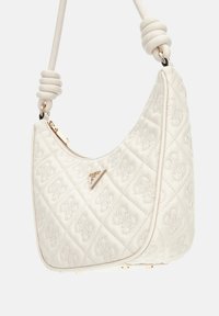 Borsa a spalla bianca trapuntata con un accento in oro, caratterizzata da una forma curva, superficie texturizzata e una tracolla spessa e attorcigliata.