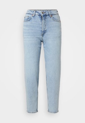 Hellblaue Denim-Jeans mit hoher Taille, geradem Bein, einem einzigen Knopfverschluss und subtilen Wischdetails an der Vorderseite.