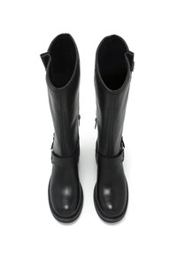 Stivali in pelle nera al ginocchio con una texture liscia, punta rotonda, dettagli con fibbia laterale e finitura opaca. Progettati per una vestibilità aderente.