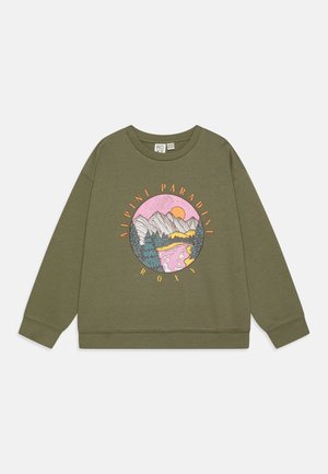 Bluza oliwkowa z okrągłym dekoltem i grafiką przedstawiającą krajobraz górski, rzekę, drzewa, wschód słońca oraz tekst "Alpine Paradise" i "Roxy".