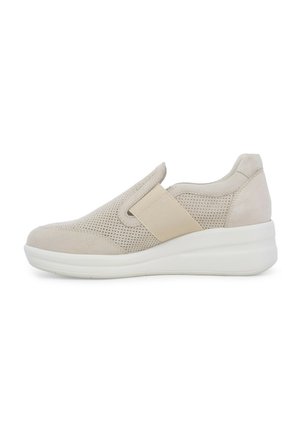 Sneaker beige senza lacci con una tomaia perforata, cinturino elastico e una suola bianca imbottita con un leggero design a wedge.