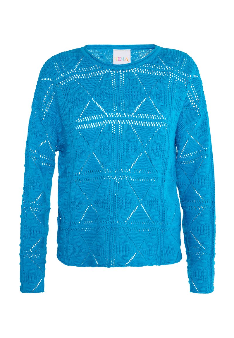 Blauwe gebreide trui met een geometrisch patroon, openingen, lange mouwen en een ronde hals.