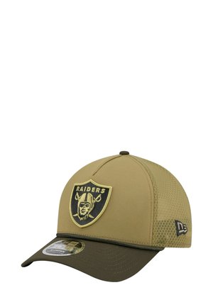 Khaki Baseballcap mit atmungsaktiven Mesh-Seiten, gebogenem Schirm, gesticktem Raiders-Logo in Schwarz und Gold sowie New Era-Branding an der Seite.