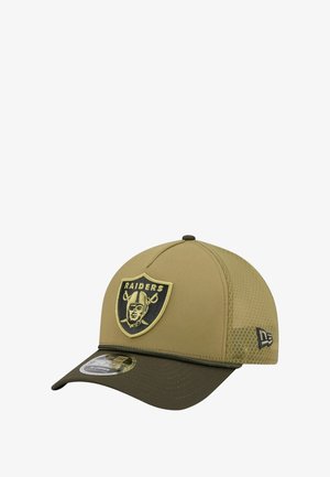 Cappellino da baseball khaki con lati in mesh traspirante, visiera curva, logo ricamato dei Raiders in nero e oro, e marchio New Era sul lato.