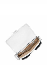 Sac à main en cuir avec un extérieur blanc et un intérieur beige. Comprend un compartiment zippé et des détails en métal argenté, avec des accents noirs.