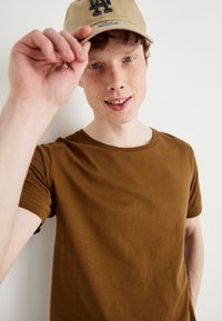 Lee SHAPED TEE - Základné tričko - brown