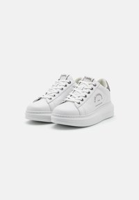 Sneaker bianchi in pelle con punta arrotondata, design con lacci, colletto imbottito, accentuazioni del logo sulla linguetta e sul lato, e suola in gomma testurizzata.