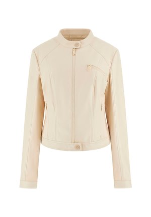 Chaqueta de piel sintética beige con un diseño ajustado, cuello alto, cierre frontal, bolsillos laterales y un botón como acento en la cintura. Textura suave.