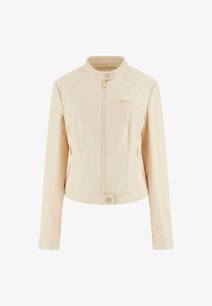 Veste en simili cuir beige au design ajusté, col haut, fermeture éclair sur le devant, poches latérales et accent bouton à la taille. Texture lisse.