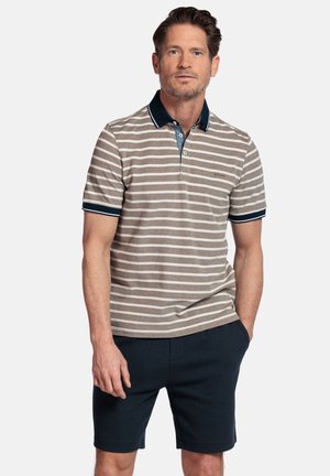 Gestreepte poloshirt in beige en wit met een marineblauwe kraag en manchetten, voorzien van een klein logo op de borst; gecombineerd met marineblauwe shorts.