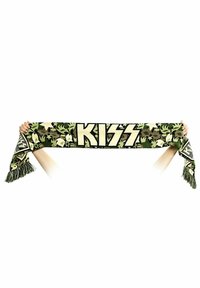 Écharpe aux thèmes de KISS avec un motif camouflage dans des tons de vert, une lettrage audacieux, et des extrémités à franges, tenue horizontalement par deux mains.