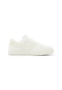 Sneaker de sport blanche avec tige en cuir lisse, accents texturés, lacets plats et semelle en caoutchouc avec un motif de semelle.