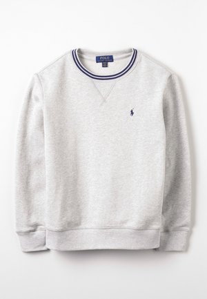 Jasnoszara bluza z okrągłym dekoltem, z niebieskim paskowanym kołnierzem i małym granatowym logo Polo Ralph Lauren na lewej piersi.