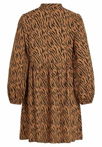 Brązowa sukienka z czarnymi paskami w tygrysie, z długimi, bufiastymi rękawami, marszczoną talią i rozkloszowanym dołem, pokazana z tyłu.