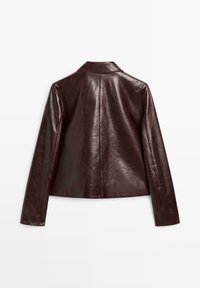 Burgunderfarbene Lederjacke mit glatter Textur, geradem Schnitt, spitzem Kragen und langen Ärmeln. Auf der Rückseite befindet sich eine mittige Naht.