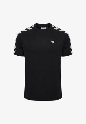 Zwart katoenen T-shirt met raglanmouwen, voorzien van een wit chevronpatroon langs de schouders en een klein logo op de borst.