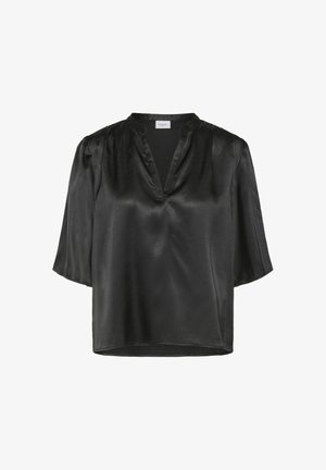 Must musta satiinpluus, V-kaelusega ja lühikeste varrukatega. Omab lõdvestatud istuvust ja siledat, läikivat tekstuuri. Ilma nähtavate mustrite või aktsentideta.