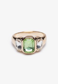 Bague en or avec une pierre précieuse verte centrale, entourée de deux pierres claires de chaque côté, toutes taillées en rectangles, montées sur un anneau lisse.