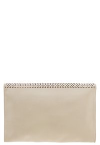Beige leren clutch met een zachte textuur en een uitgesneden patroon aan de bovenrand. Rectangulaire vorm, ritsluiting aan de zijkant.