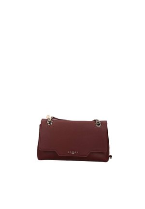 Bolso bandolera de cuero marrón con correa de cadena plateada y pequeño logo de marca dorado en la solapa frontal.