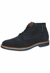 Botines cortos de ante azul oscuro con detalles de cuero marrón, punta redonda, seis ojetes y costuras en contraste; la suela de goma brinda tracción.