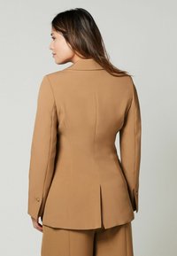 Next EDGE TO EDGE FITTED  - Kort kappa / rock - camel brown