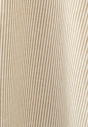 Beige en wit stof met smalle verticale strepen en een licht gestructureerd, geweven uiterlijk.