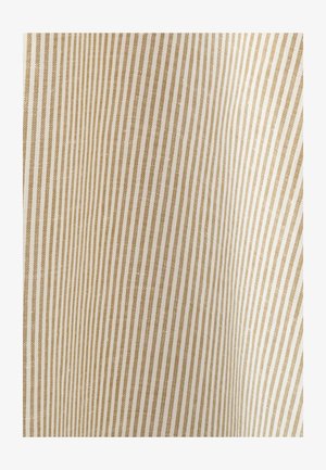 Beige en wit stof met smalle verticale strepen en een licht gestructureerd, geweven uiterlijk.