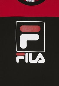 Czarny i czerwony t-shirt z wyraźnym logo FILA, wykonany z bawełny, o gładkiej teksturze i kontrastowych kolorowych blokach w geometrycznym wzorze.