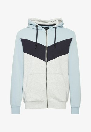 Lyseblå og grå zip-up hettegenser med et marineblått chevronpanel. Har kengurulomme, snor i hetten og strikkede mansjetter.