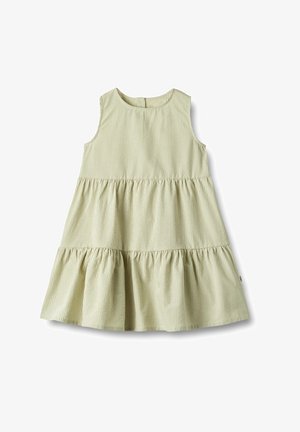 Bezrekawowa sukienka dla niemowląt z falbanami, z okrągłym dekoltem, w jasnym zielonym kolorze z cienkimi białymi pionowymi paskami, z marszczoną tkaniną na każdej falbanie.