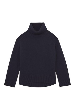 Tengerészkék garbós pulóver hosszú ujjakkal, bordázott gallér, mandzsetta és szegély, fehér háttéren laposan bemutatva.