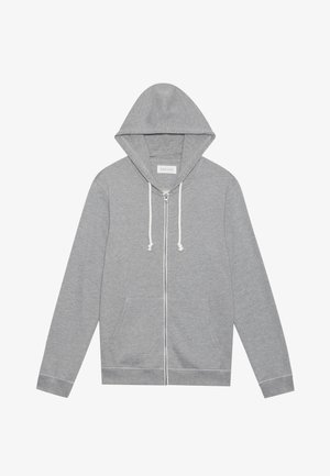 Hanorac cu fermoar de culoare gri deschis, cu șnururi albe, buzunare frontale și glugă, așezat plat pe un fundal alb.