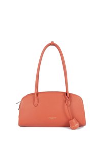 Sac à main en cuir orange corail avec deux poignées supérieures, une petite étiquette suspendue, et "Lancaster Paris" embossé en or sur le devant.