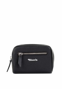 Zwarte leren tas met een textuurafwerking, voorzien van een ritsvak aan de voorkant en zilverkleurige hardware; met branding in het wit aan de zijkant.